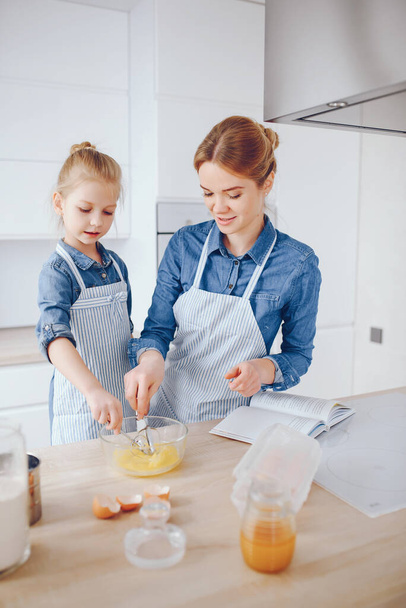 mother with daughter in the kitchen - Φωτογραφία, εικόνα