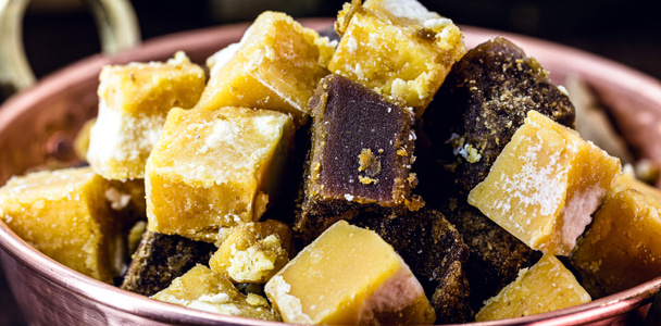 Rézedény azori vagy kanári eredetű cukornádalapú édességekkel, úgynevezett Rapadura, serpenyő, karton, piloncillo, chancaca, empanizáció és édes tapa. Egész Latin-Amerikában fogyasztott. - Fotó, kép