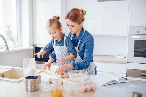mother with daughter in the kitchen - Φωτογραφία, εικόνα