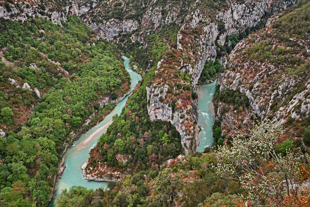 Gorge du Verdon, Provence-Alpes-Cote d 'Azur, Frankrijk: meander van de rivier op de grens tussen de gemeenten Rougon, La Palud-sur-Verdon, Aiguines - Landschap van de indrukwekkende Franse canyon - Foto, afbeelding