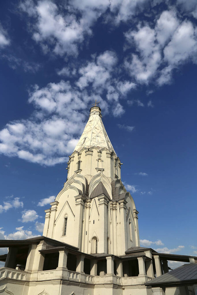 モスクワの白い雲と青い空に対する昇天教会(Voznesenskaya教会)の建築ランドマーク博物館予約Kolomenskoye(Kolomenskoe公園),ロシア - 写真・画像
