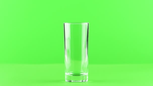 Saft im Glas isoliert auf hellgrünem Hintergrund - Filmmaterial, Video
