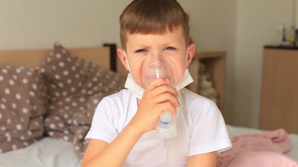 Ein Kind mit einem Inhalator. Junge wurde krank - Filmmaterial, Video