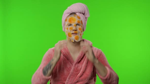 Homme transsexuel en peignoir avec masque facial regardant la caméra, souriant
 - Séquence, vidéo