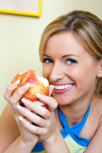 The girl eats an apple - Foto, immagini