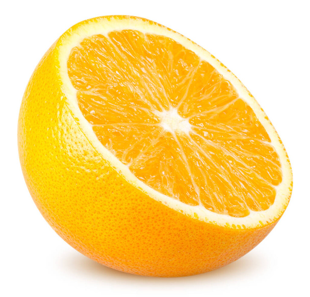 Elszigetelt narancs gyümölcs. Friss narancs szelet, fehér alapon elszigetelve, vágási útvonallal - Fotó, kép