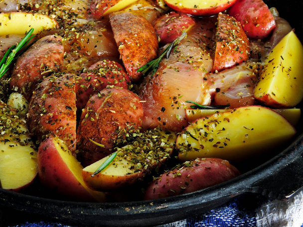 Patate rustiche con rosmarino ed erbe aromatiche prima della cottura
. - Foto, immagini