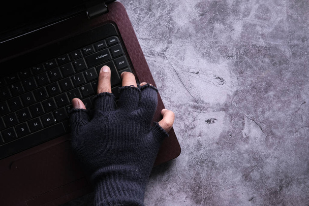 mão hacker roubando dados de laptop à noite
  - Foto, Imagem