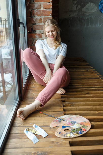 μείνετε στο σπίτι, έννοια της δημιουργικότητας: νεαρή καλλιτέχνης κορίτσι κοντά στο παράθυρο με παλέτα - Φωτογραφία, εικόνα