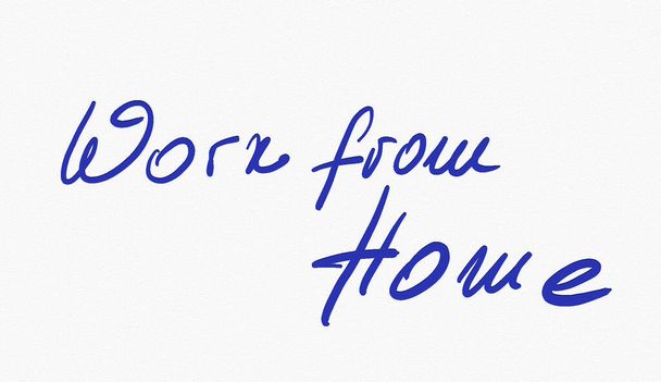 Egy kézzel írt jegyzet a Munka a Home words. Otthoni iroda, Online munka, Otthoni digitalizálás üzleti koncepció. Kék tinta fehér papír háttér elszigetelt. - Fotó, kép
