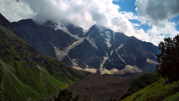 glaciar en forma de número siete. Montañas del Cáucaso
 - Foto, imagen