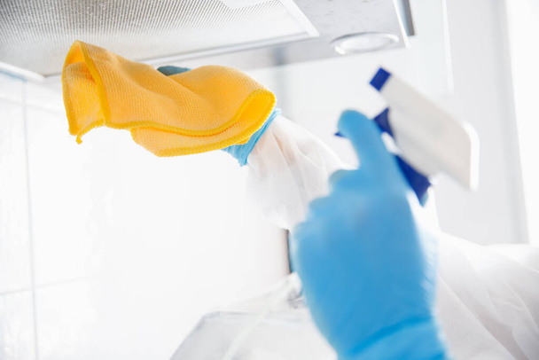 Antiseptische reiniging van de toevoer ventilatiefilter desinfectie van virussen en kiemen in huis. Quarantaine coronavirus concept - Foto, afbeelding