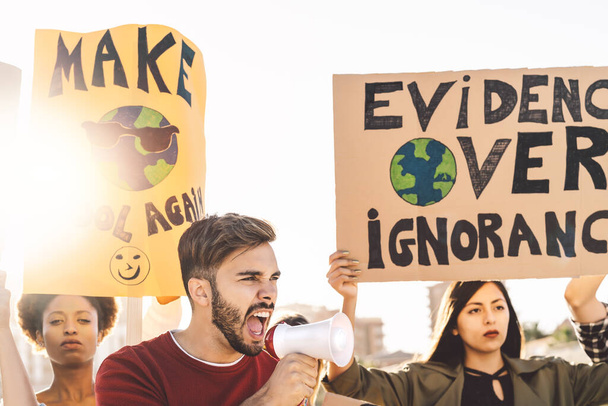 Manifestants de groupe protestant contre la pollution plastique et le changement climatique - Peuples multiraciaux luttant sur la route tenant des banderoles sur les catastrophes environnementales - Concept de réchauffement climatique - Photo, image