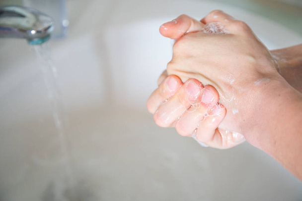 Se laver les mains en frottant avec du savon pour prévenir le virus corona, hygiène pour arrêter la propagation du coronavirus. - Photo, image