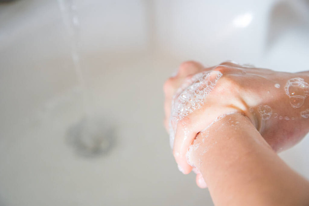 Händewaschen mit Seife Mann für Coronavirus Prävention, Hygiene, um die Ausbreitung von Coronavirus zu stoppen. - Foto, Bild