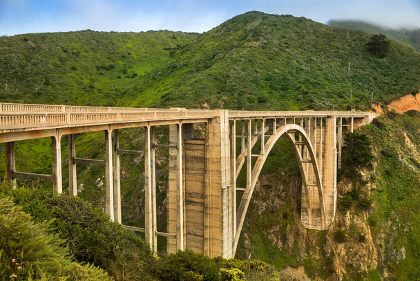Bixby Bridge by the Pacific Ocean Big Sur, Καλιφόρνια, ΗΠΑ - Φωτογραφία, εικόνα