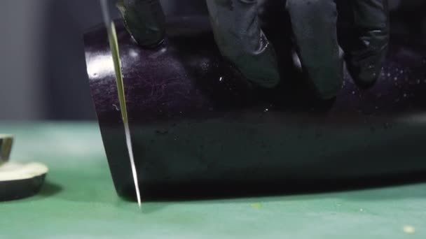 Főzi kezét fekete kesztyűben szeletelés padlizsán közel szelektív fókusz - Felvétel, videó