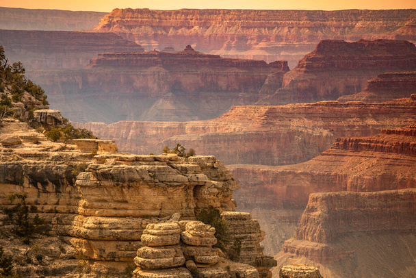 Menschen versammeln sich auf einem Aussichtspunkt im Grand Canyon Nationalpark - Foto, Bild