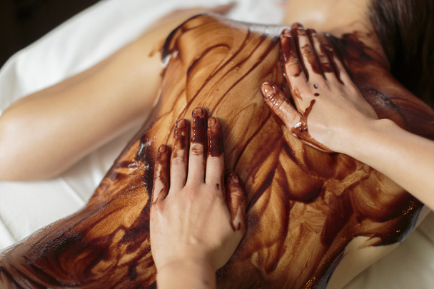 Massage mit heißer Schokolade - Foto, Bild