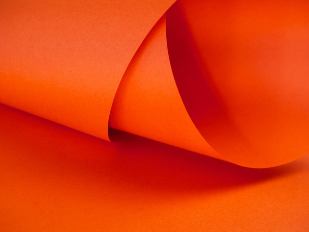 Fondo de papel naranja brillante abstracto para su diseño. Imagen geométrica tridimensional. Nitidez seleccionada. - Foto, Imagen