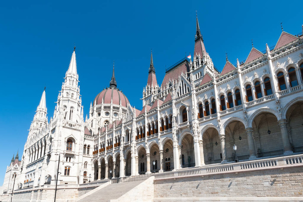 Будапешт, Венгрия - 20 апреля 2020 года: Здание венгерского парламента Оршагхаз на площади Кошута. Место нахождения Национального собрания Венгрии
.  - Фото, изображение