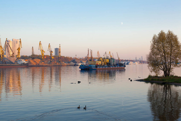 Člun a stavební jeřáby na říčním kanálu v Moskvě (Rechnoy vokzal) - Fotografie, Obrázek