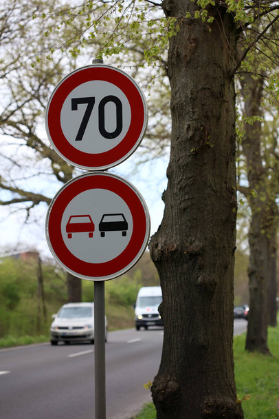 Dorsten, Γερμανία, 1 μπορεί να όρια ταχύτητας στο δρόμο μακροεντολή φόντο υψηλής ποιότητας εκτύπωσης - Φωτογραφία, εικόνα