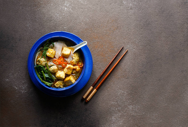 bollo de canh, sopa de fideos vietnamita w agua espinacas, tofu frito, bolas de pescado
 - Foto, imagen