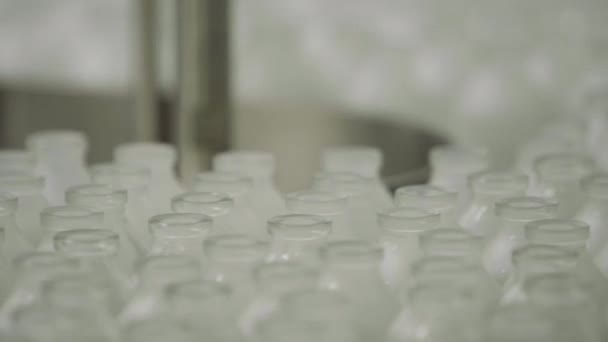 Glasflaschen auf der Förderlinie für medizinische Lösungen schließen selektiven Fokus - Filmmaterial, Video