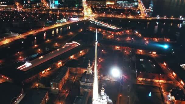 Luchtfoto van Peter en Paul Fortress torenspits met een gouden kruis en een engel, Sint-Petersburg, Rusland - Video