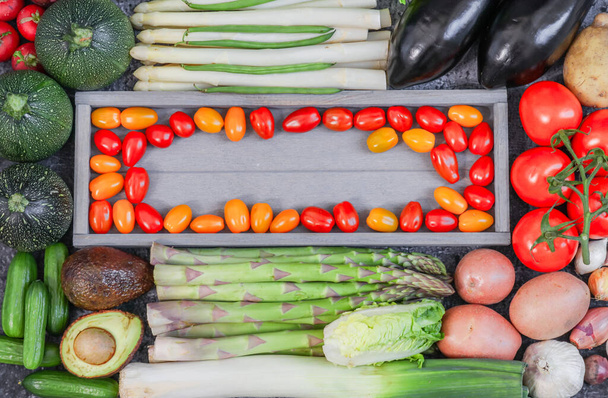fresh vegetables and in the middle of a wooden tray - Foto, imagen
