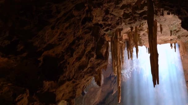 pánev a zoom video Světla z jeskyně. Příroda nádherné turistické atrakce Thajska, místo Khao Luang jeskyně, Phetchaburi provincie. - Záběry, video