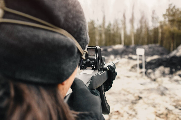 Een man schiet met een jachtgeweer op de schietbaan in de woestijnsport. close-up - Foto, afbeelding