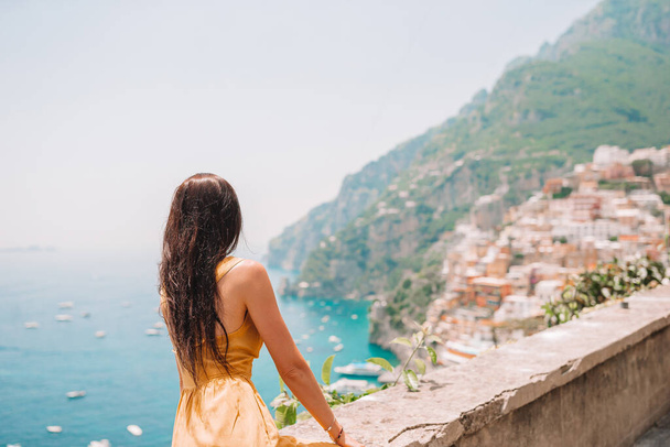 Vacanze estive in Italia. Giovane donna nel villaggio di Positano sullo sfondo, Costiera Amalfitana, Italia - Foto, immagini