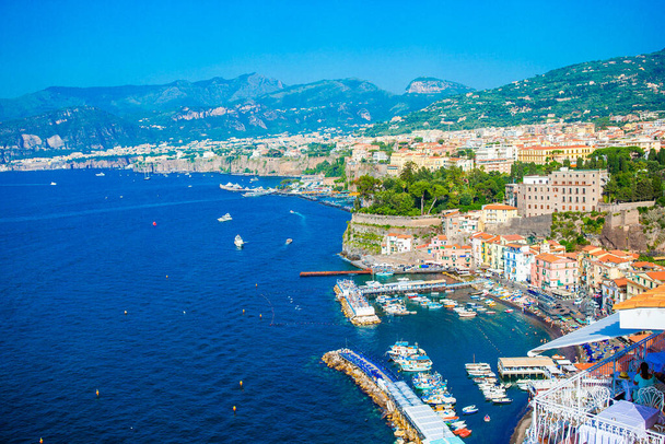 Légi kilátás Sorrento város, Amalfi tengerpart, Olaszország - Fotó, kép