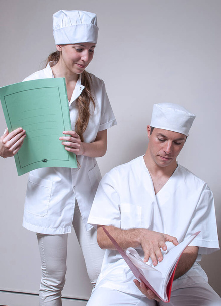 mladí lékaři studenti během praxe v nemocnici - Fotografie, Obrázek