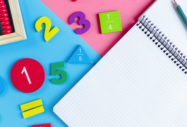 Renkli matematik kesirleri, mavi beyaz arka planda not defteri. Çocuklar için ilginç, eğlenceli matematik. Eğitim, okula dönüş konsepti. - Fotoğraf, Görsel