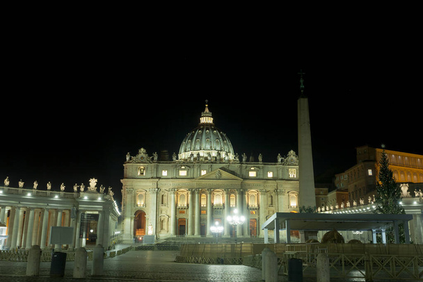 Βασιλική του Αγίου Πέτρου νυχτερινή σκηνή, Βατικανό, Ρώμη, Ιταλία - Φωτογραφία, εικόνα
