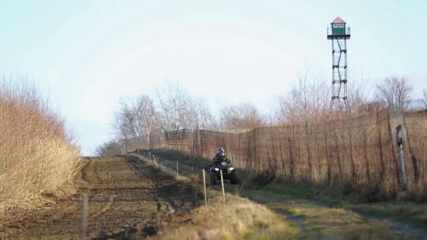 Grens patrouille op een quad fiets aan de grens. - Video