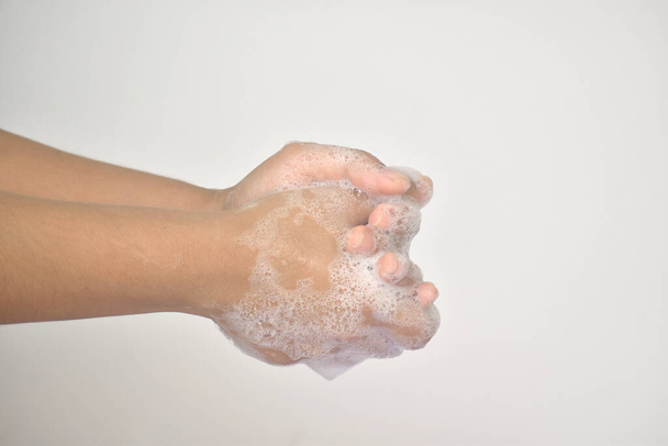 Manos lavandose con espuma de jabon - Фото, изображение