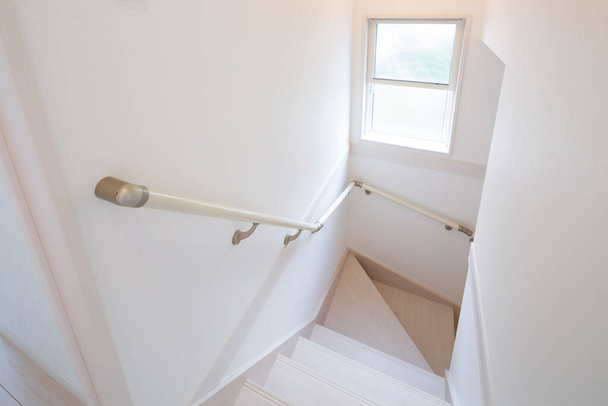 Сходи, що з'єднують перший і другий поверхи в чистому житловому просторі
 - Фото, зображення