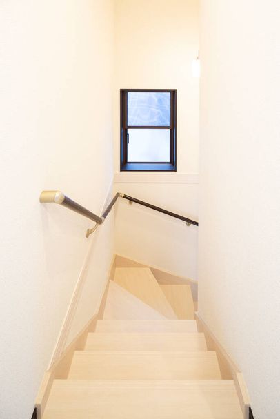 Сходи, що з'єднують перший і другий поверхи в чистому житловому просторі
 - Фото, зображення