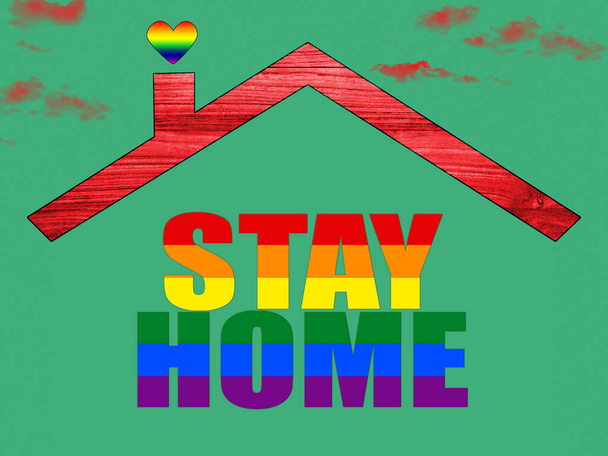 Bleiben Sie zu Hause unter einem Haus roten Dach mit Holzstruktur, mit einem Regenbogenherz aus dem Kamin in einem grünen Hintergrund mit roten Wolken - Foto, Bild