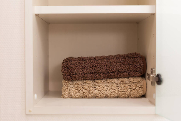 Er is een schone en georganiseerde handdoek in de kamer van het huis - Foto, afbeelding