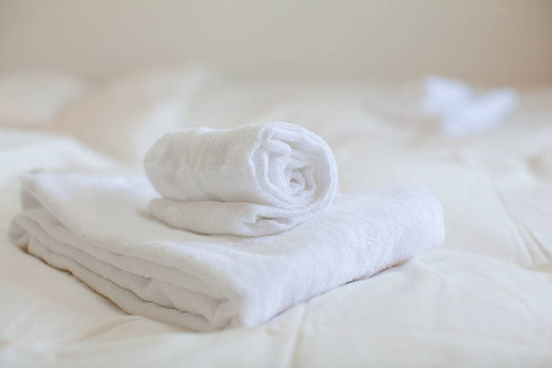Es gibt ein sauberes und organisiertes Handtuch im Zimmer des Hauses - Foto, Bild