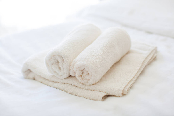 Hay una toalla limpia y organizada en la habitación de la casa
 - Foto, Imagen