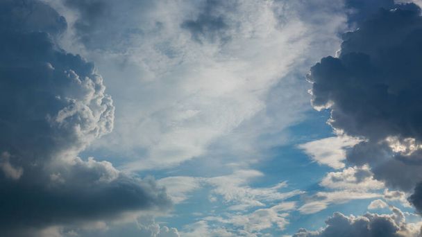 劇的な気分の空に大きな雲、気候曇りの天候の背景 - 写真・画像