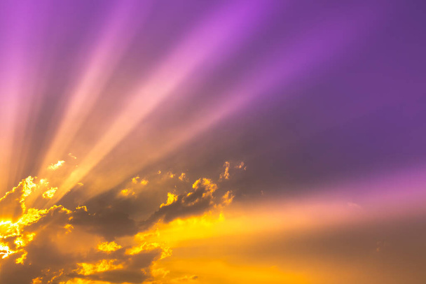 luz de haz de sol explosión colorida con puesta de sol naranja en el cielo tenue púrpura
 - Foto, Imagen