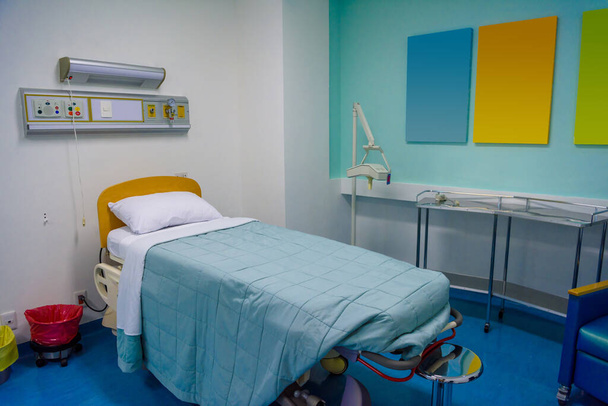 Sauberes, leeres Krankenhauszimmer für einen Patienten. Mäßige Beleuchtung. - Foto, Bild