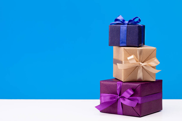 Vertikální krabice s dárky v barevném papíru pro různé svátky a události. Kopírovat prostor. - Fotografie, Obrázek